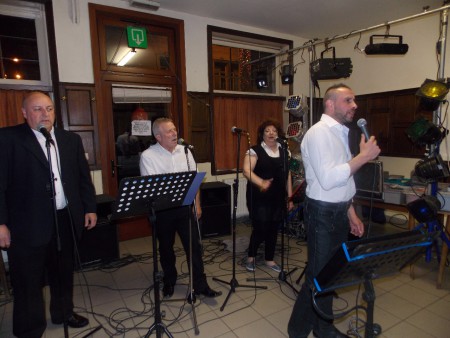 Stéphane accompagné des choristes Jean Pierre, Camille et Marie